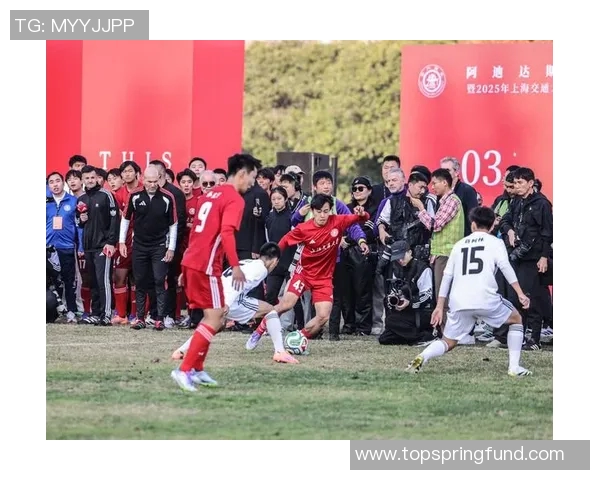 足球场上的梦想与友情：与足球明星共谱青春的传奇故事