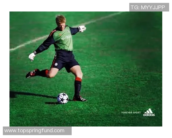 足球明星在沙滩上尽情踢球展现激情与活力的广告大片