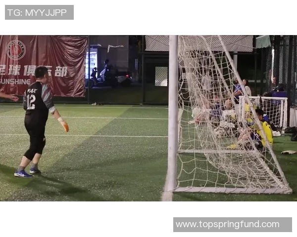 足球明星冬季热身视频展现训练魅力与激情瞬间的精彩合集 足球明星冬季热身视频展现训练魅力与激情瞬间的精彩合集